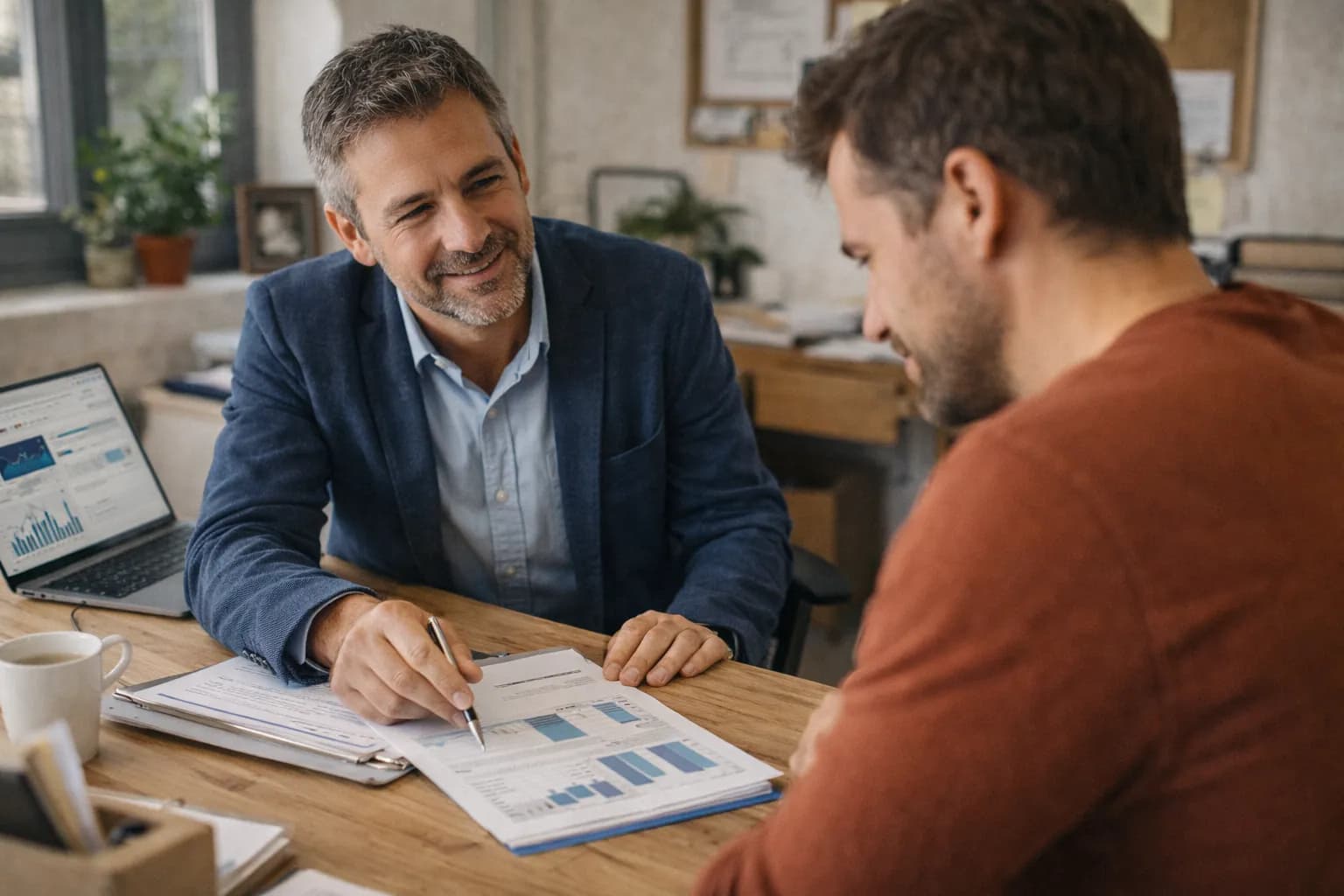 Consultation personnalisée entre un courtier XSanté et un dirigeant TPE pour optimiser sa mutuelle